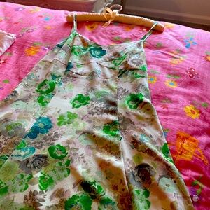 It’s a beautiful dress down to the knee. It’s HD in Paris and the fabricpoly